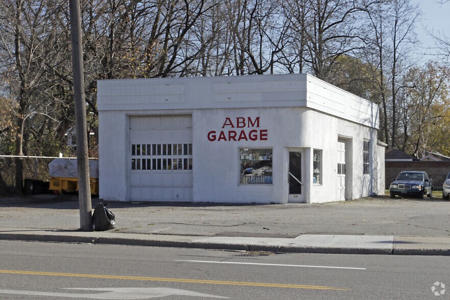 570 Lakeshore Rd E  