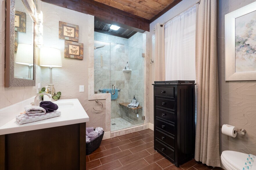 More Photos Of 504 Tivy St, Kerrville Flex For Sale