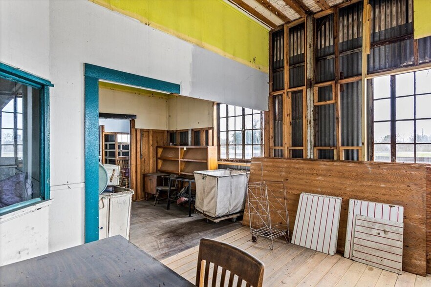 More Photos Of 13109 TX-172 Hwy, La Ward Department Store For Sale