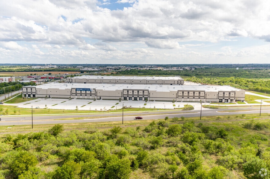More Photos Of 1980 Kohlers Crossing, Kyle Warehouse For Lease
