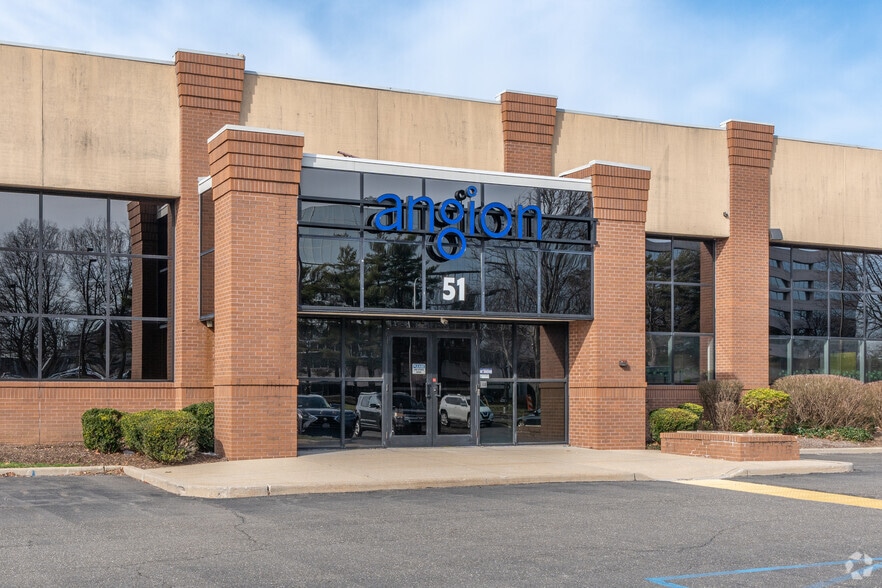 More Photos Of 51 Charles Lindbergh Blvd, Uniondale Research And Development For Sale