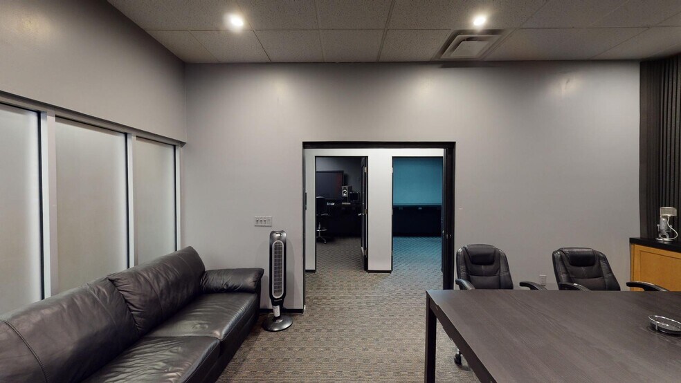 More Photos Of 14201 N Hayden Rd, Scottsdale Showroom For Sale