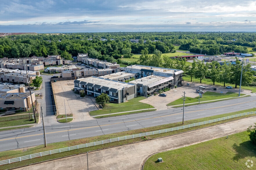 More Photos Of 7901 NE 10th St, Midwest City Office For Sale