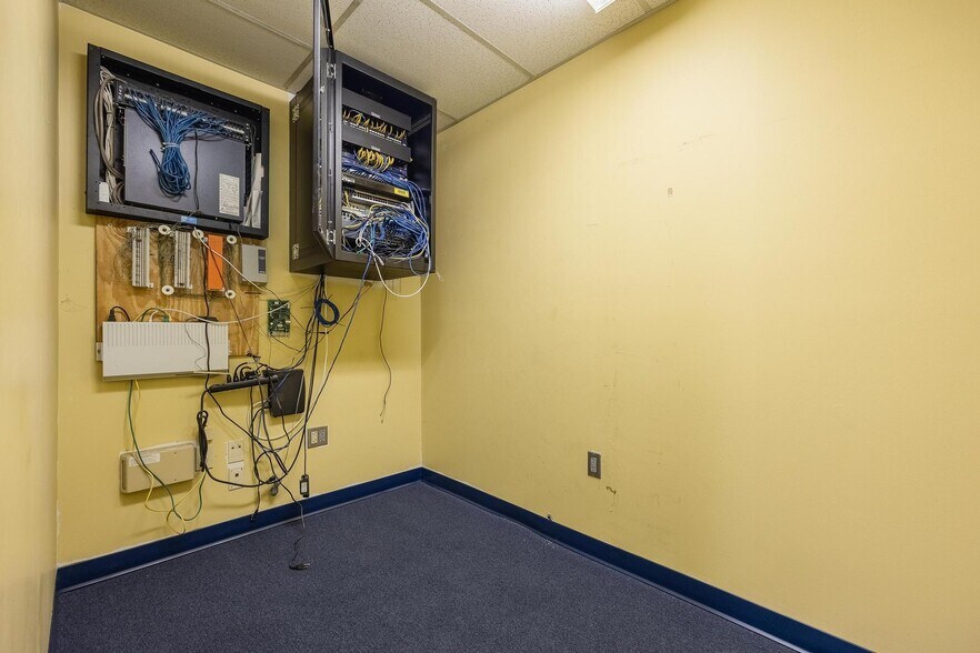 More Photos Of 2546-2578 Fowler St, Fort Myers Warehouse For Lease