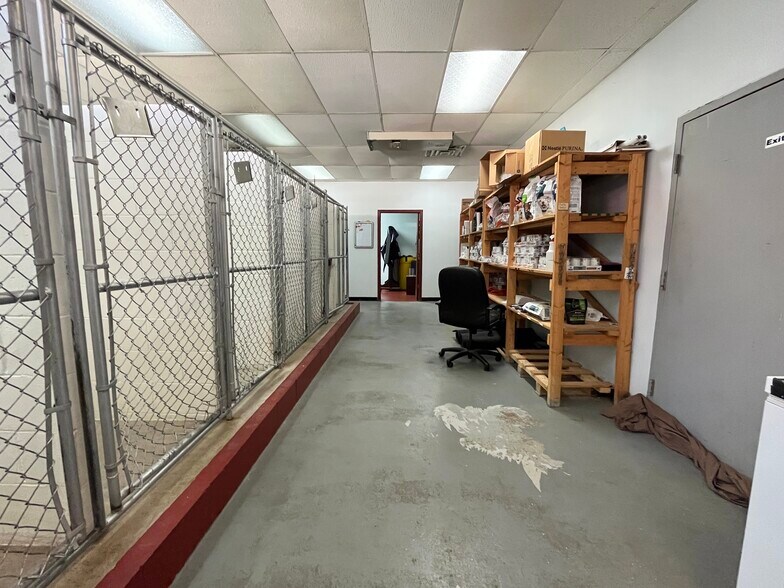 More Photos Of 1305 Black St, Pekin Flex For Sale