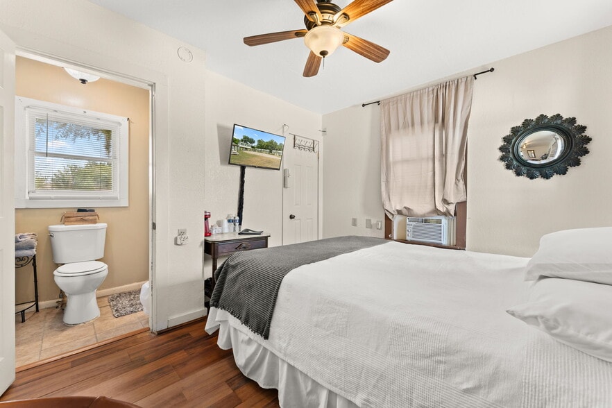 More Photos Of 702 W Wallace St, San Saba Hotel For Sale