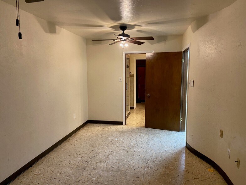 More Photos Of 11119 Highway 76, Healdton Office For Sale