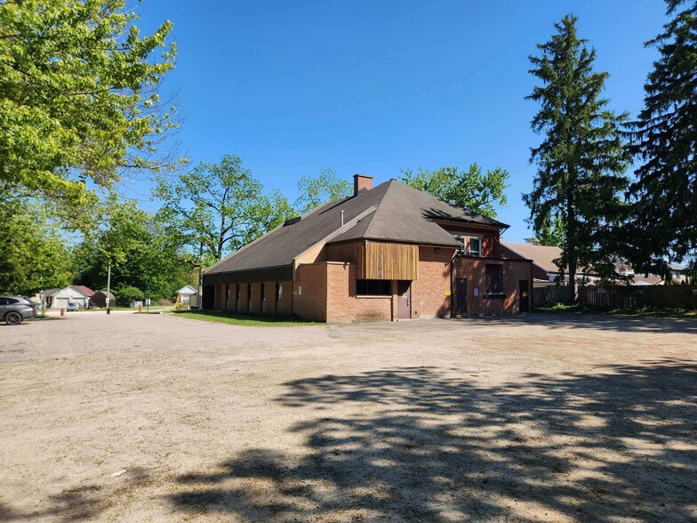 More Photos Of 844 Frederick St, Kitchener Office For Sale