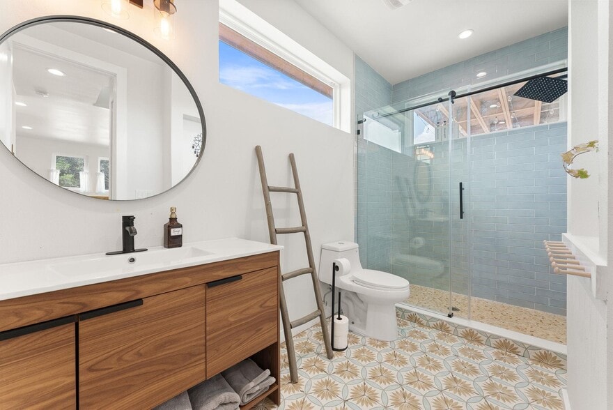 More Photos Of 5460 FM 2325, Wimberley Hotel For Sale