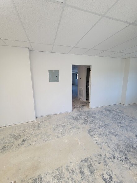 More Photos Of 16956 McGregor Blvd, Fort Myers Office For Sale