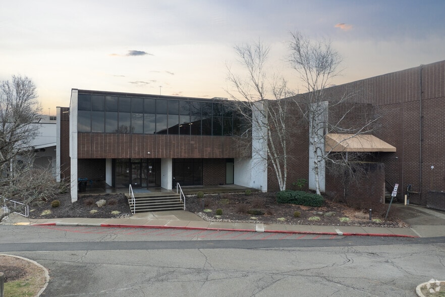 More Photos Of 150 Thorn Hill Rd, Warrendale Warehouse For Lease