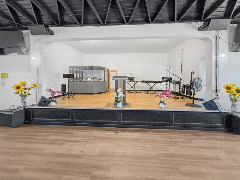 More Photos Of 7101 Menlo Ave, Los Angeles Specialty For Sale