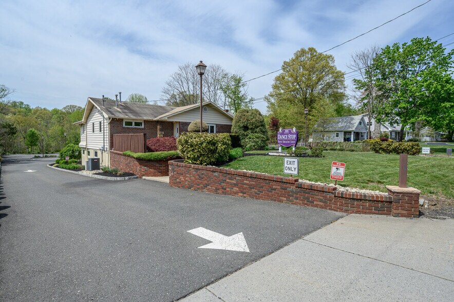 More Photos Of 355 Buckelew Ave, Monroe Township Freestanding For Sale