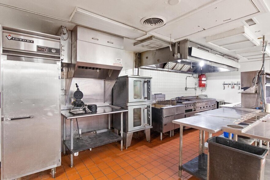 More Photos Of 1725 George Washington Memoria Hwy, Gloucester Point Restaurant For Sale