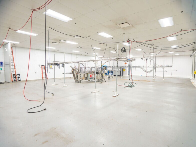 More Photos Of 2733 W Harrison St, Chicago Warehouse For Sale