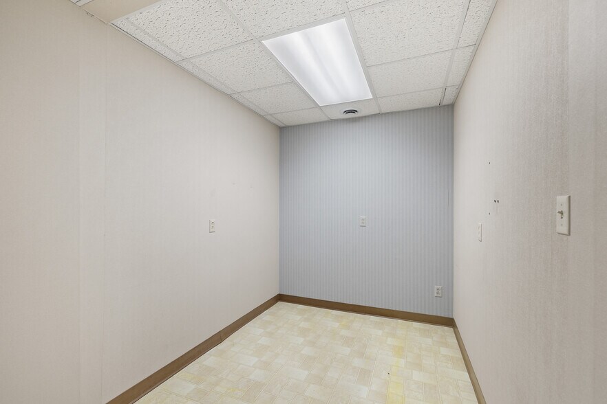 More Photos Of 2050 W Fourth St, Mansfield Medical For Lease