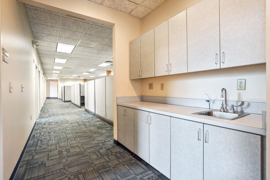 More Photos Of 10567 Sawmill Pky, Powell Office For Lease