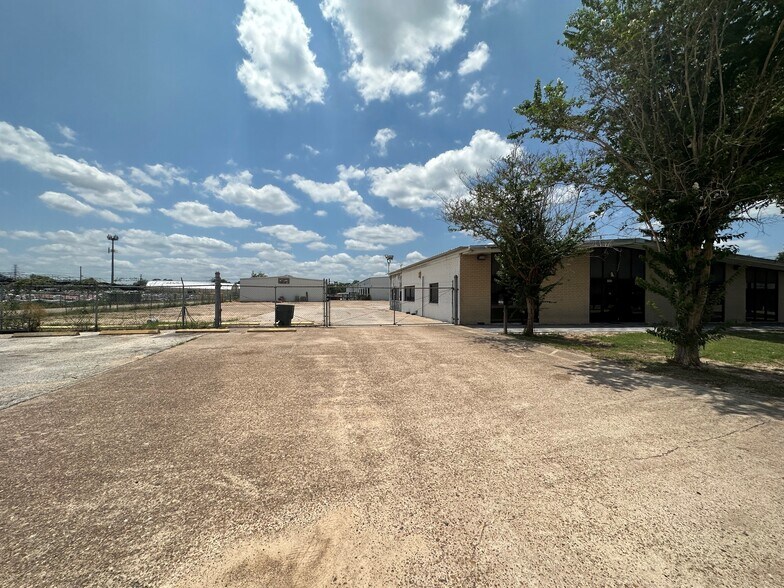 More Photos Of 1505 Brittmoore Rd, Houston Warehouse For Lease