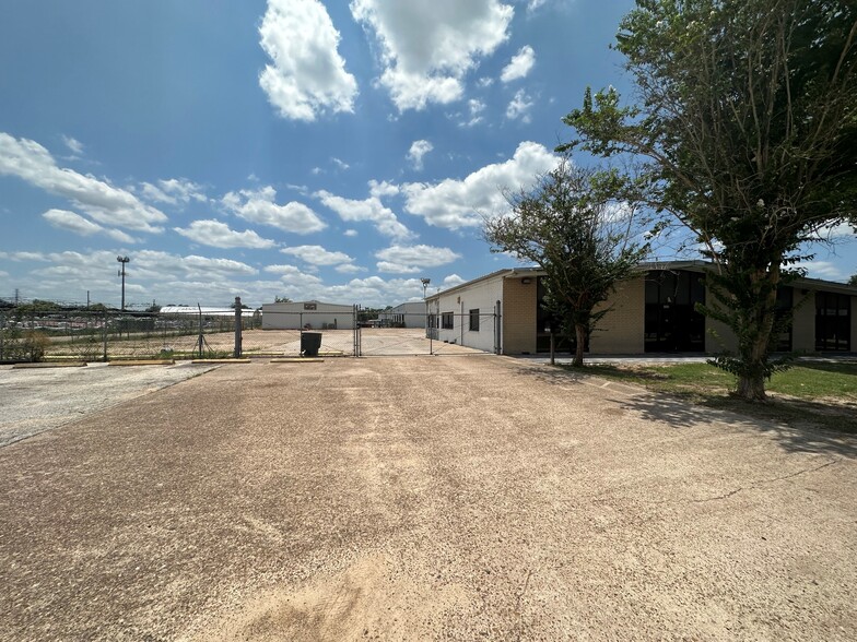 More Photos Of 1505 Brittmoore Rd, Houston Warehouse For Lease