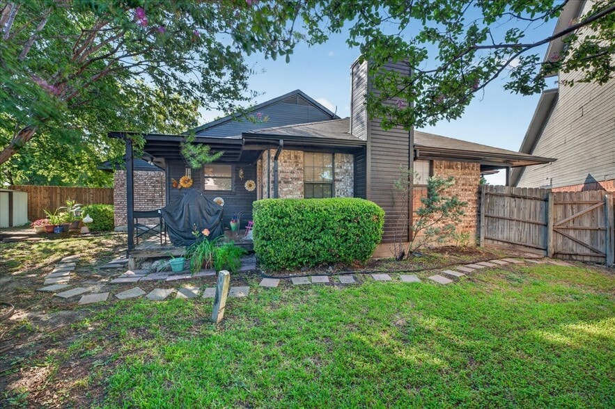 More Photos Of 210-212 Saint Marys Pl, Rockwall Apartments For Sale