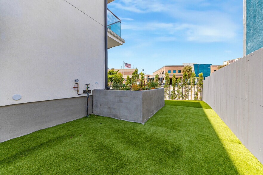 More Photos Of 1636 Longwood Ave, Los Angeles Apartments For Sale