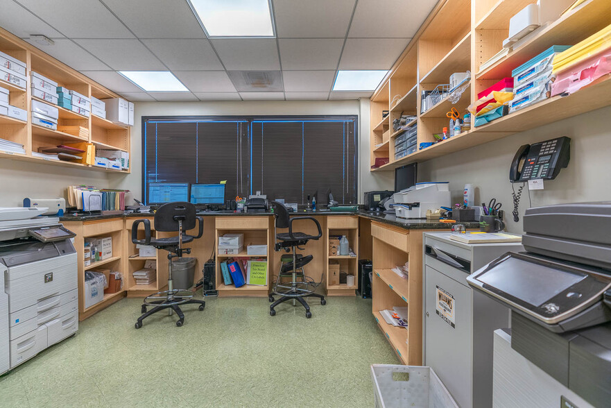 More Photos Of 17425 Chatsworth St, Granada Hills Office For Lease