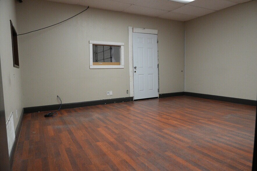 More Photos Of 501 Industrial Dr, Richardson Warehouse For Lease