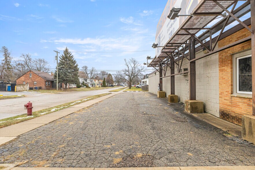 More Photos Of 26905 Plymouth Rd, Redford Township Freestanding For Lease