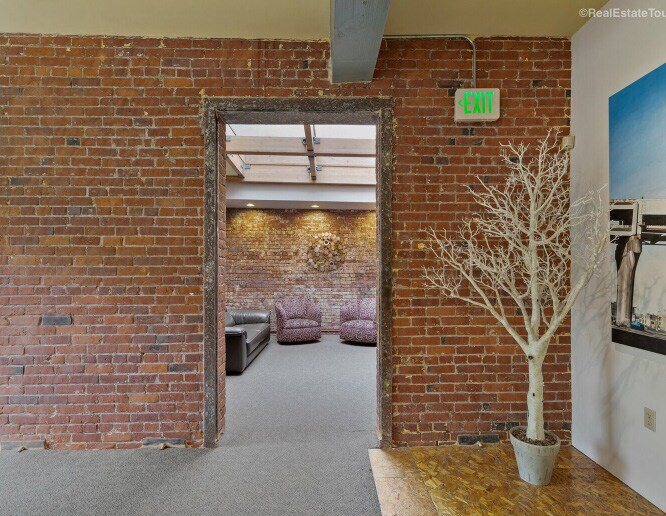 More Photos Of 1325 NW Flanders St, Portland Office For Sale