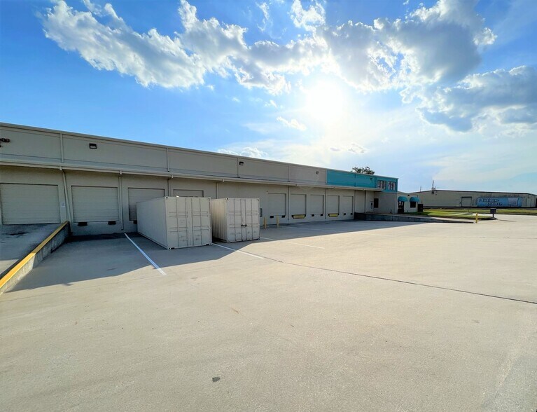 More Photos Of 21019 Spring Towne Dr, Spring Showroom For Lease