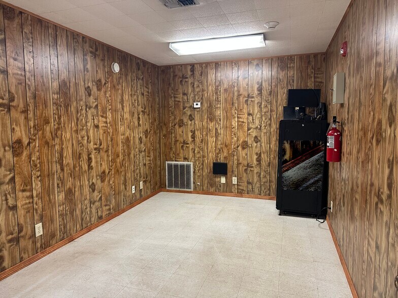 More Photos Of 7700 Padre Island Hwy, Brownsville Light Distribution For Lease