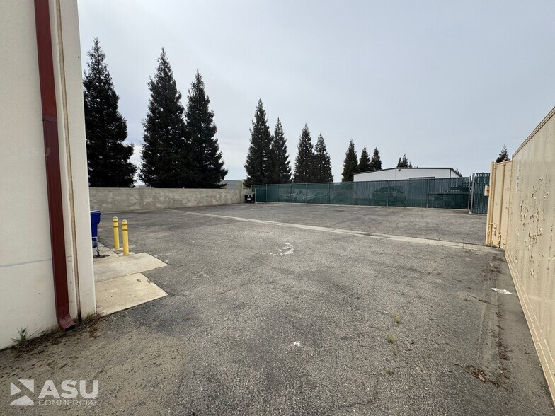 More Photos Of 2222 Zeus Ct, Bakersfield Service For Lease