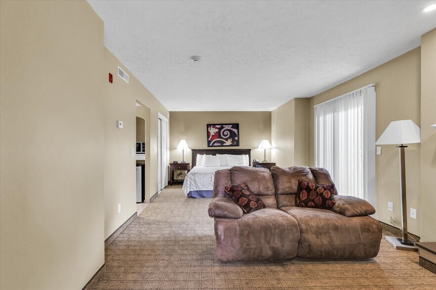More Photos Of 1907 N Cunningham Ave, Urbana Hotel For Sale
