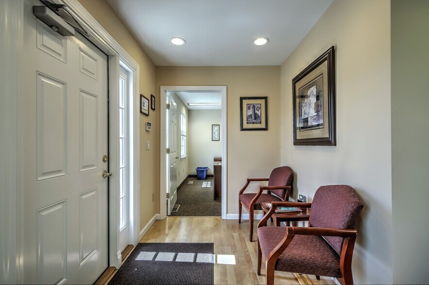 More Photos Of 471 Monroe Tpke, Monroe Medical For Lease