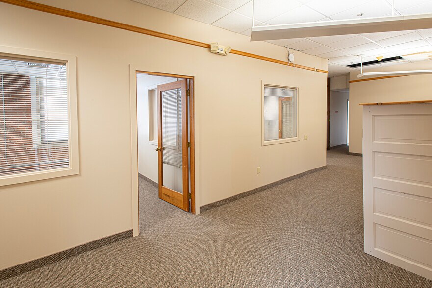 More Photos Of 320 Riverside Dr, Florence Office For Sale