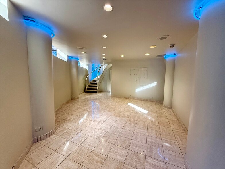 More Photos Of 1020 Navarro St, San Antonio General Retail For Lease