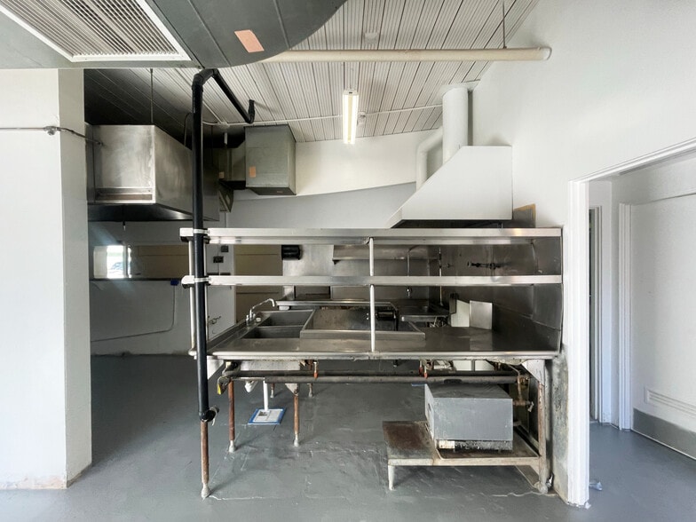 More Photos Of 652 E Broadway, Eugene Restaurant For Lease