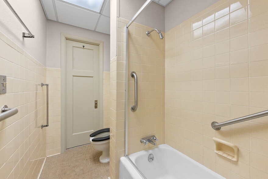 More Photos Of 36 W 4th St, Dubuque Hotel For Sale