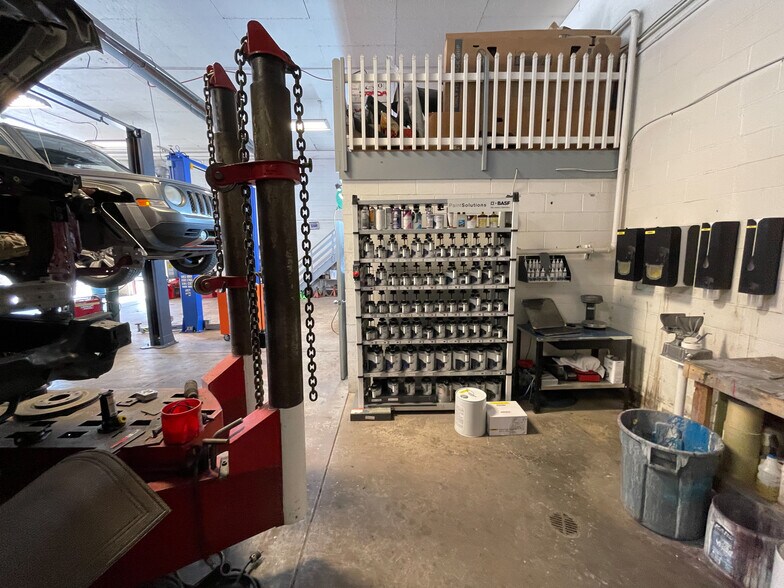 More Photos Of 630 Long Rd, Pittsburgh Showroom For Sale