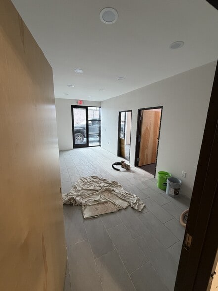 More Photos Of 21 N Skipworth Rd, Spokane Valley Showroom For Lease