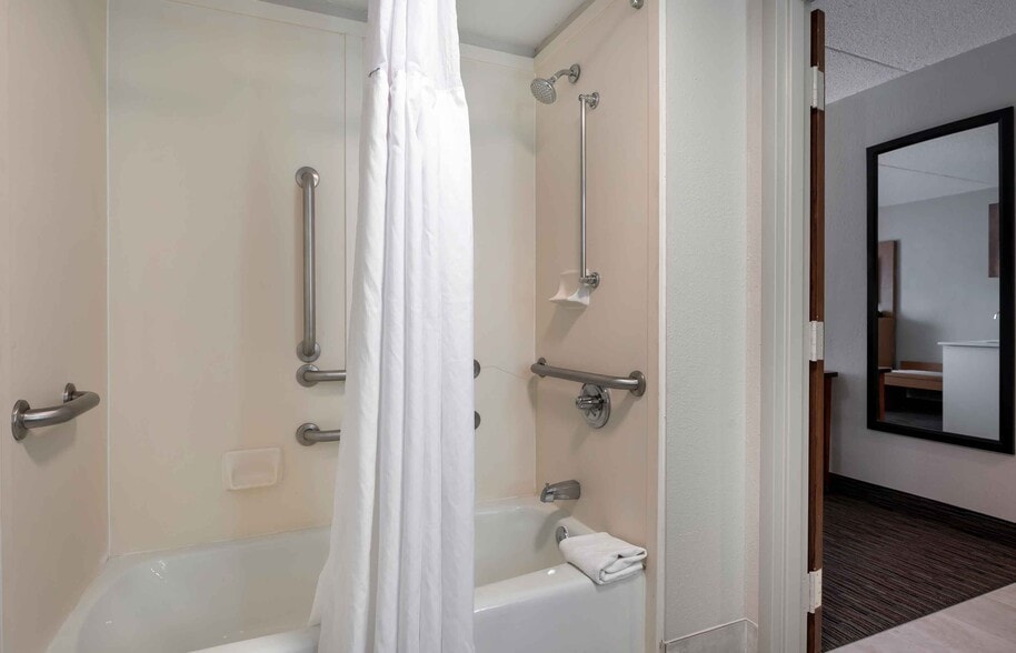 More Photos Of 3185 S Dirksen Pkwy, Springfield Hotel For Sale