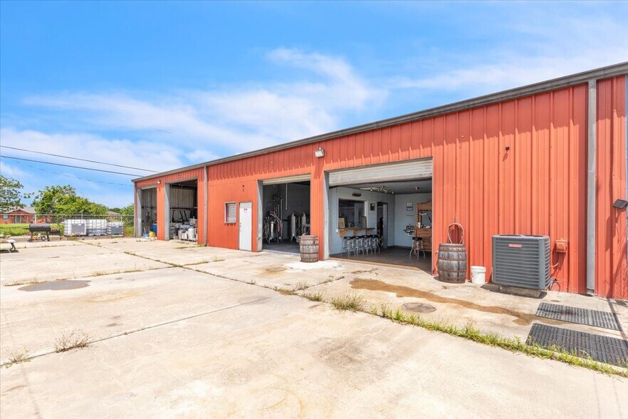 More Photos Of 202 S Gulf Blvd, Freeport Warehouse For Sale