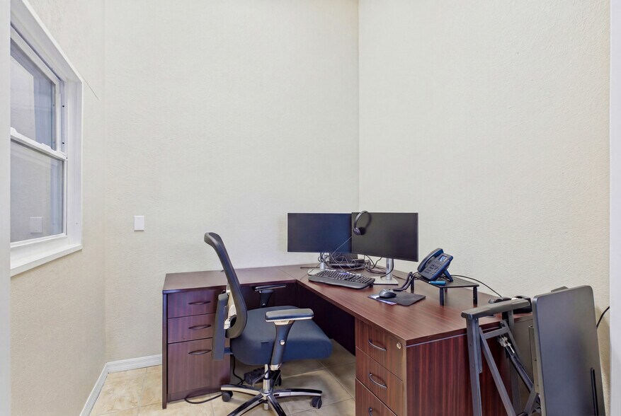 More Photos Of 1010 NE 9th St, Cape Coral Office For Sale