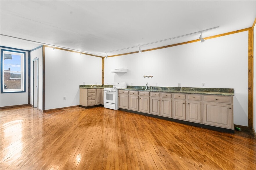 More Photos Of 102 S Richmond St, Fleetwood Warehouse For Sale