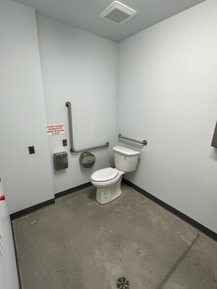 More Photos Of 2310 St Laurent Blvd, Ottawa Showroom For Lease