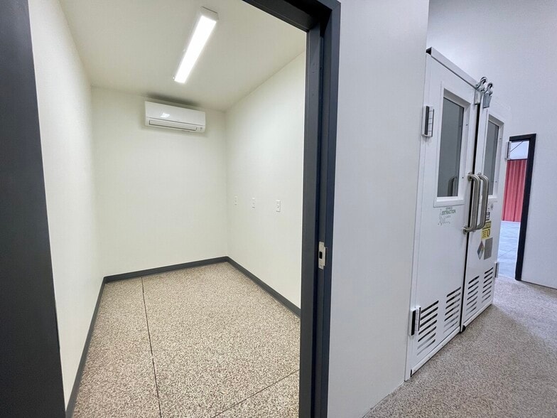 More Photos Of 10 Poppy House, Rio Vista Manufacturing For Lease