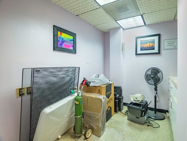 More Photos Of 9418 59th Ave, Elmhurst Office For Sale