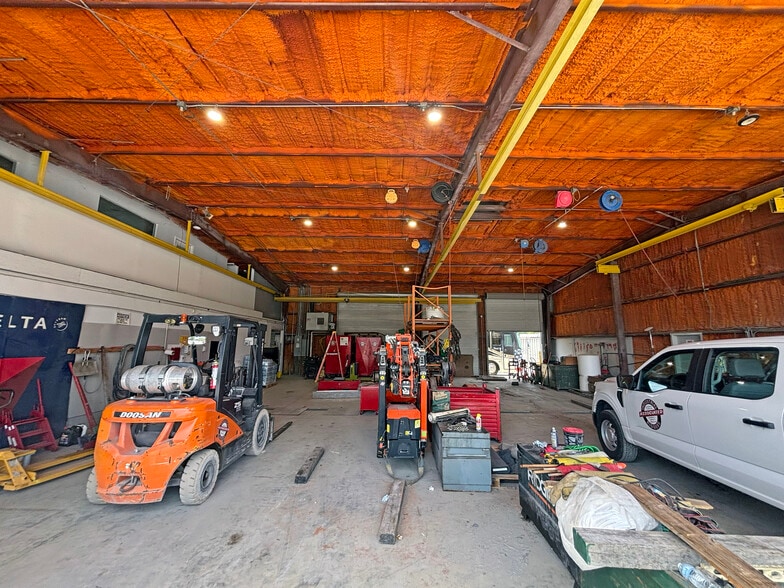 More Photos Of 307 N Goldenrod Rd, Orlando Warehouse For Lease