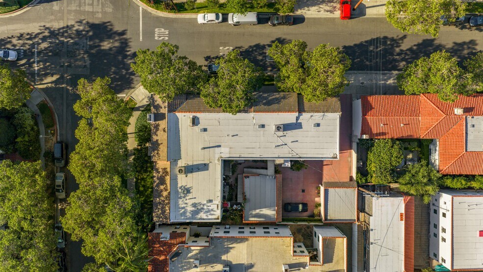 More Photos Of 366 N Sycamore Ave, Los Angeles Apartments For Sale