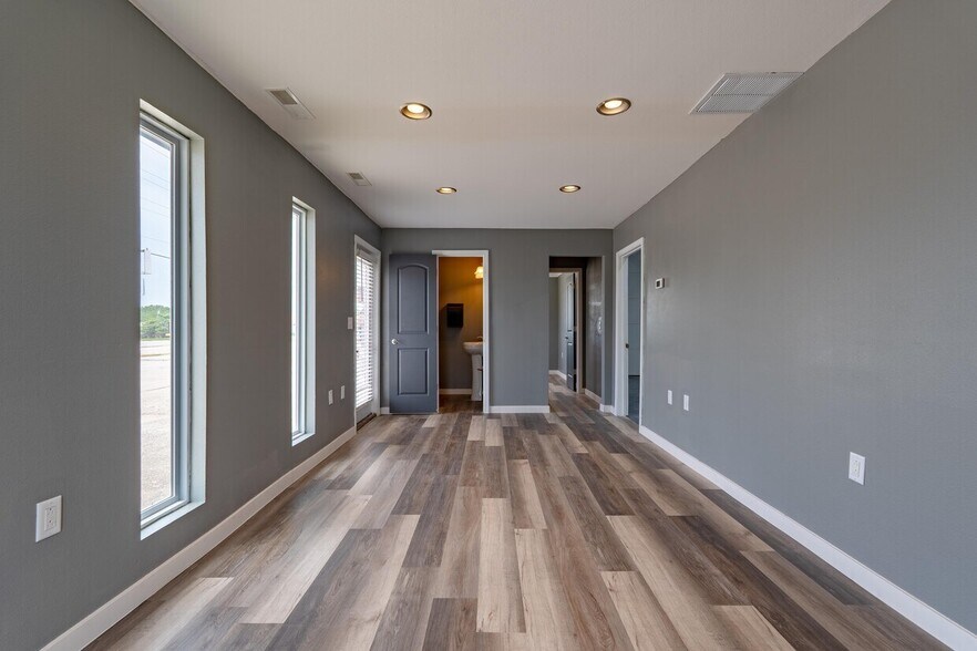 More Photos Of 414 Highway 42, Osage Beach Flex For Lease